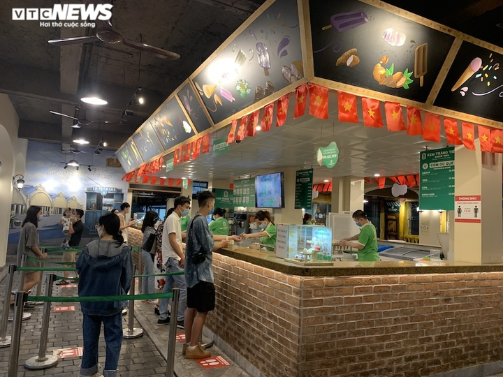 Hàng quán nổi tiếng Hà Nội mùa COVID-19: Nơi vắng vẻ, nơi bon chen mất cảnh giác - 7