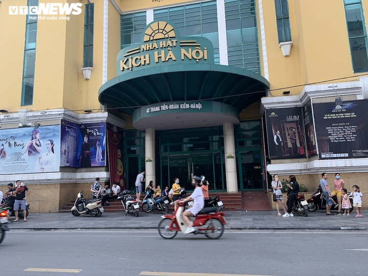 Hàng quán nổi tiếng Hà Nội mùa COVID-19: Nơi vắng vẻ, nơi bon chen mất cảnh giác - 9