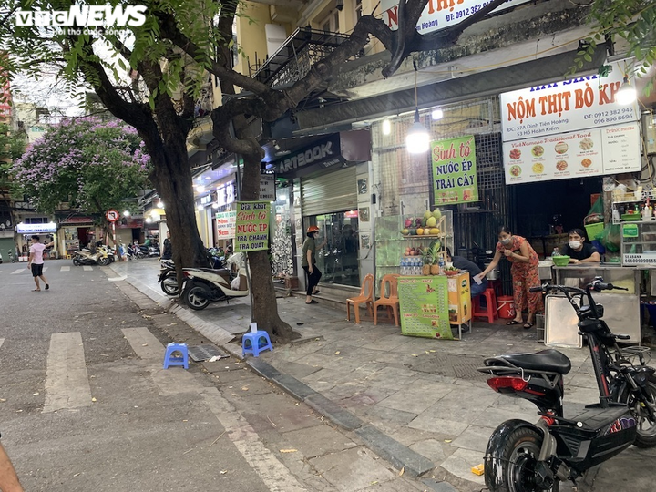 Hàng quán nổi tiếng Hà Nội mùa COVID-19: Nơi vắng vẻ, nơi bon chen mất cảnh giác - 10