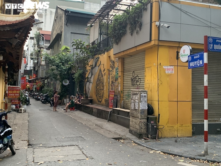 Hàng quán nổi tiếng Hà Nội mùa COVID-19: Nơi vắng vẻ, nơi bon chen mất cảnh giác - 11