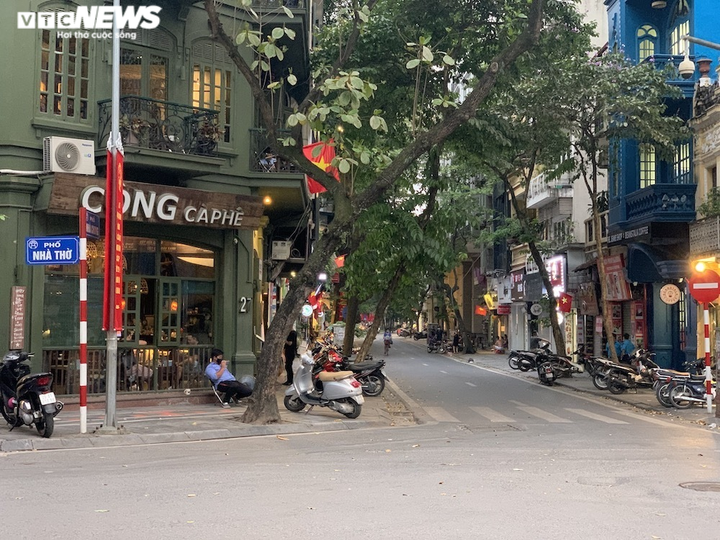 Hàng quán nổi tiếng Hà Nội mùa COVID-19: Nơi vắng vẻ, nơi bon chen mất cảnh giác - 3