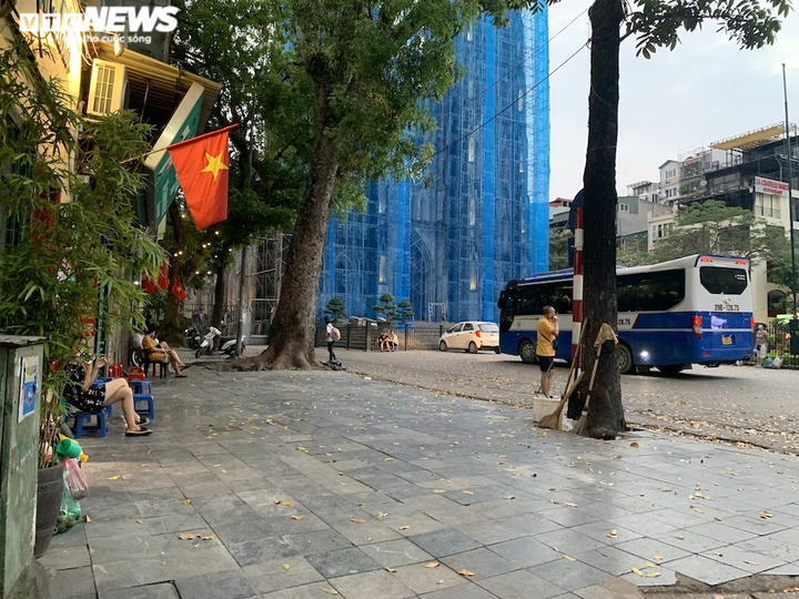 Hàng quán nổi tiếng Hà Nội mùa COVID-19: Nơi vắng vẻ, nơi bon chen mất cảnh giác - 1