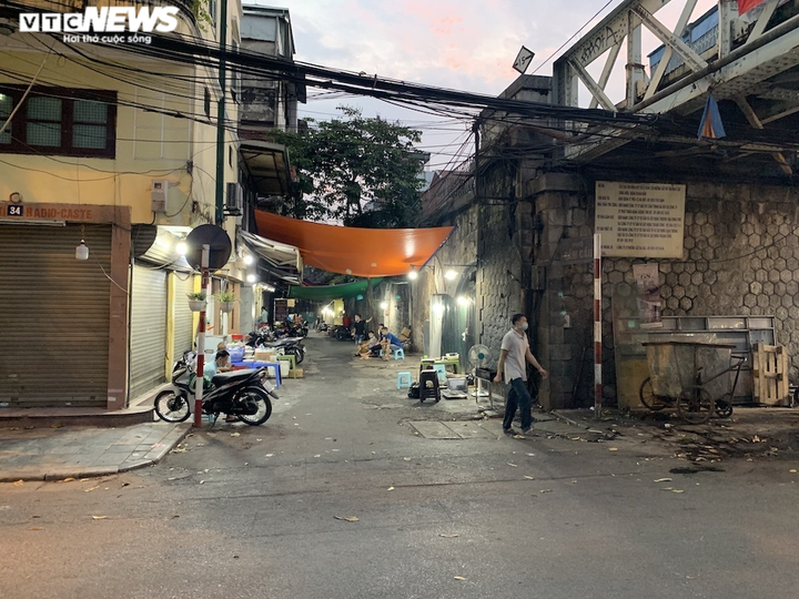 Hàng quán nổi tiếng Hà Nội mùa COVID-19: Nơi vắng vẻ, nơi bon chen mất cảnh giác - 12