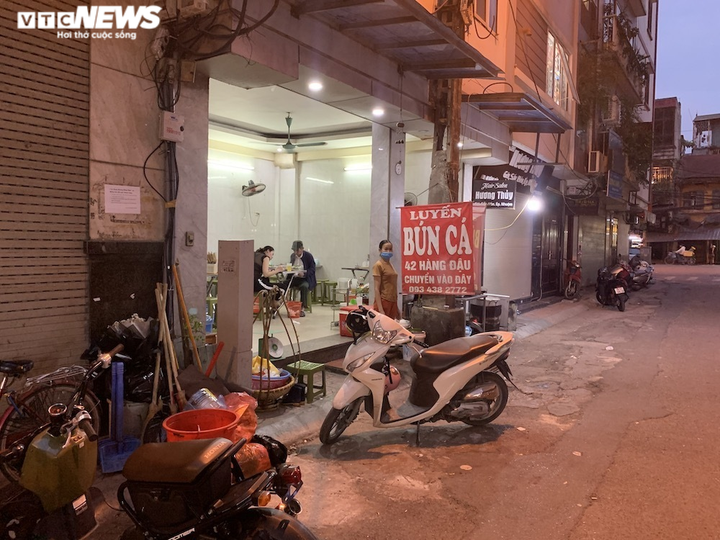Hàng quán nổi tiếng Hà Nội mùa COVID-19: Nơi vắng vẻ, nơi bon chen mất cảnh giác - 18