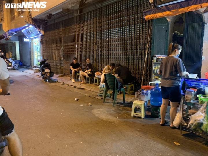 Hàng quán nổi tiếng Hà Nội mùa COVID-19: Nơi vắng vẻ, nơi bon chen mất cảnh giác - 19