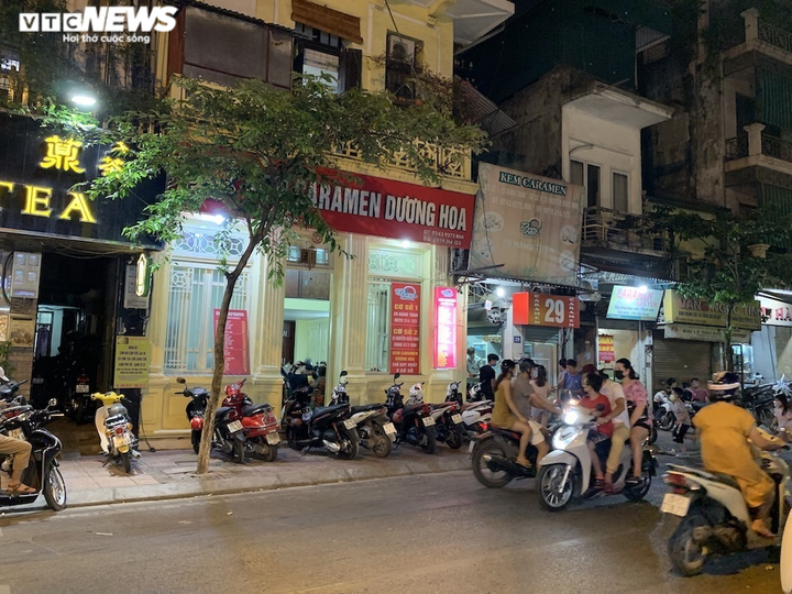 Hàng quán nổi tiếng Hà Nội mùa COVID-19: Nơi vắng vẻ, nơi bon chen mất cảnh giác - 15