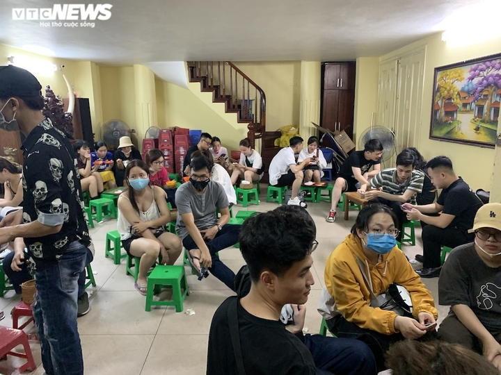 Hàng quán nổi tiếng Hà Nội mùa COVID-19: Nơi vắng vẻ, nơi bon chen mất cảnh giác - 16