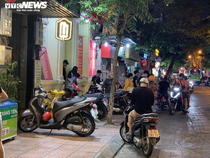 Hàng quán nổi tiếng Hà Nội mùa COVID-19: Nơi vắng vẻ, nơi bon chen mất cảnh giác - 17