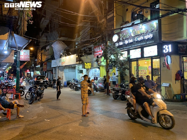 Hàng quán nổi tiếng Hà Nội mùa COVID-19: Nơi vắng vẻ, nơi bon chen mất cảnh giác - 13
