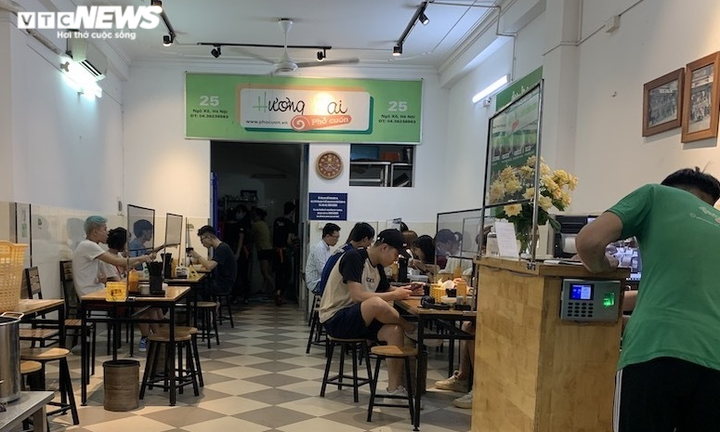 Hàng quán nổi tiếng Hà Nội mùa COVID-19: Nơi vắng vẻ, nơi bon chen mất cảnh giác - 14