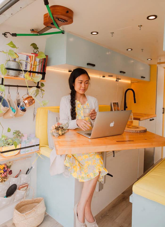 Mê du lịch mà muốn tiết kiệm, cặp đôi tự xây nhà di động giá hơn nửa tỷ cực xịn - 3