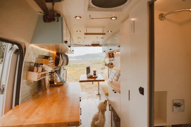 Mê du lịch mà muốn tiết kiệm, cặp đôi tự xây nhà di động giá hơn nửa tỷ cực xịn - 2