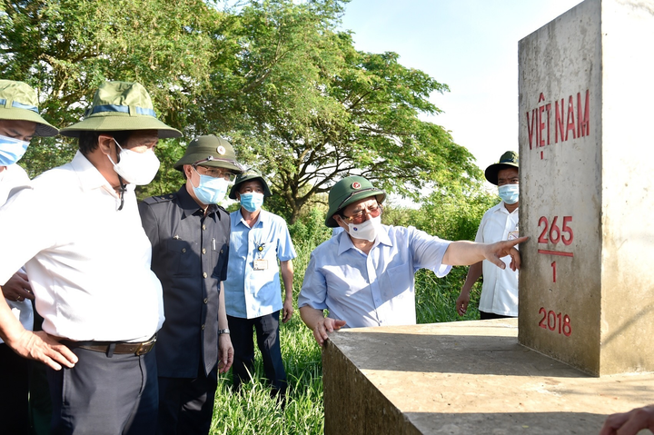 Thủ tướng: Đánh giặc COVID-19 là nhiệm vụ quan trọng nhất lúc này - 2