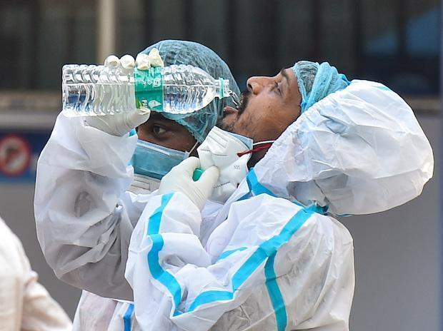 Ấn Độ bất ngờ ghi nhận ca mắc COVID-19 giảm mạnh sau nhiều ngày lập kỷ lục - 1