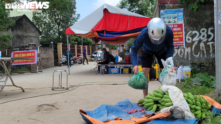 Ảnh: Cán bộ, chiến sĩ phơi mình giữa trời nắng gần 40 độ C tại chốt tâm dịch - 13