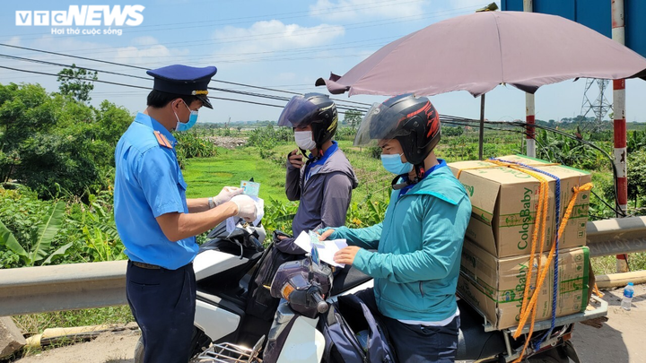 Ảnh: Cán bộ, chiến sĩ phơi mình giữa trời nắng gần 40 độ C tại chốt tâm dịch - 6