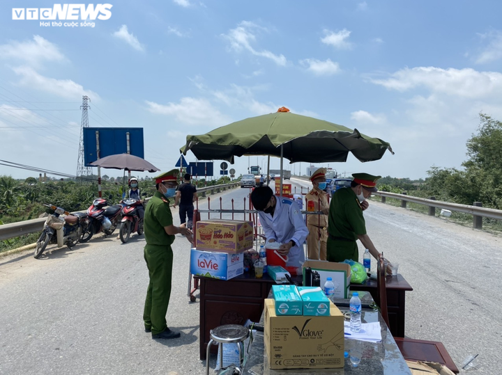 Ảnh: Cán bộ, chiến sĩ phơi mình giữa trời nắng gần 40 độ C tại chốt tâm dịch - 3