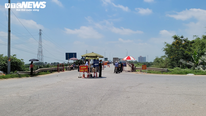 Ảnh: Cán bộ, chiến sĩ phơi mình giữa trời nắng gần 40 độ C tại chốt tâm dịch - 9