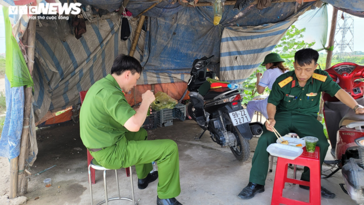 Ảnh: Cán bộ, chiến sĩ phơi mình giữa trời nắng gần 40 độ C tại chốt tâm dịch - 10