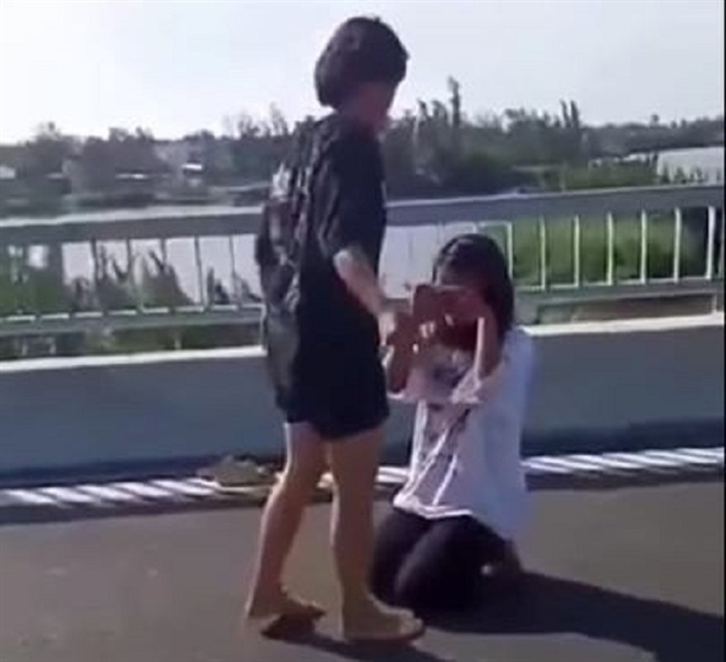 Lộ lý do nữ sinh lớp 7 bị đánh tới tấp, lột đồ trên cầu ở Quảng Nam - 1