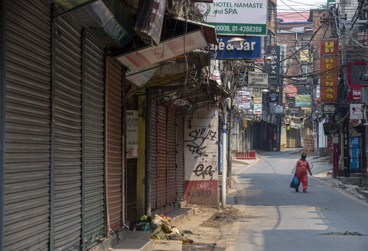 Ảnh: Nepal gần chạm mốc 400.000 ca bệnh, xe cấp cứu bỏ hoang - 4