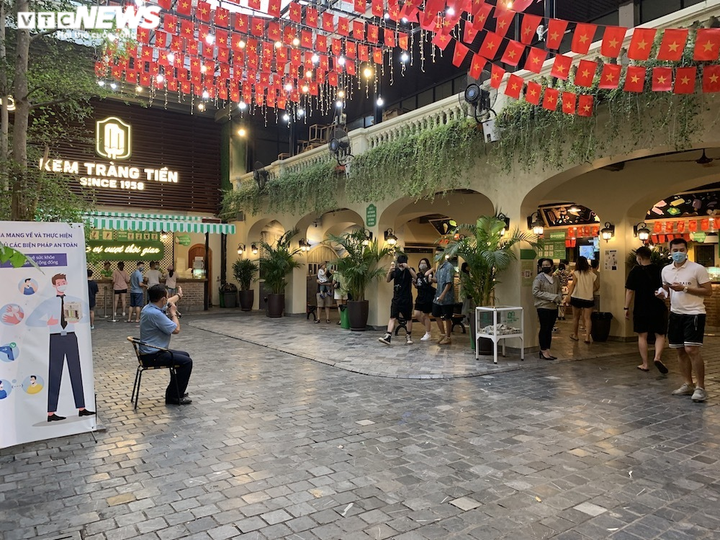 Hàng quán nổi tiếng Hà Nội mùa COVID-19: Nơi vắng vẻ, nơi bon chen mất cảnh giác - 8