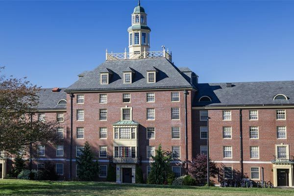 Không đeo khẩu trang chống COVID-19, ba sinh viên bị đình chỉ học - 1