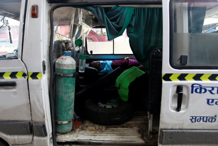 Ảnh: Nepal gần chạm mốc 400.000 ca bệnh, xe cấp cứu bỏ hoang - 16