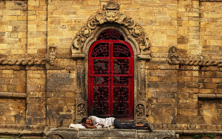 Ảnh: Nepal gần chạm mốc 400.000 ca bệnh, xe cấp cứu bỏ hoang - 10