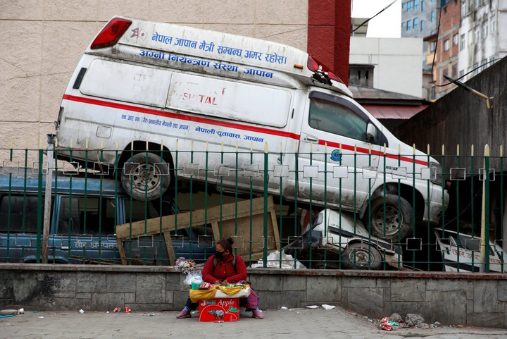 Ảnh: Nepal gần chạm mốc 400.000 ca bệnh, xe cấp cứu bỏ hoang - 5