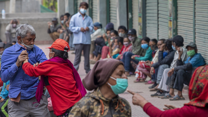 Ảnh: Nepal gần chạm mốc 400.000 ca bệnh, xe cấp cứu bỏ hoang - 13