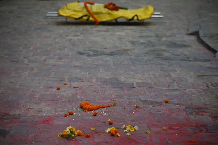 Ảnh: Nepal gần chạm mốc 400.000 ca bệnh, xe cấp cứu bỏ hoang - 3