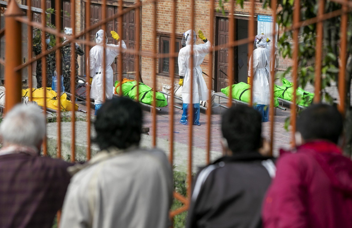 Ảnh: Nepal gần chạm mốc 400.000 ca bệnh, xe cấp cứu bỏ hoang - 6