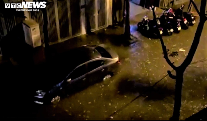 Ảnh: Hà Nội mưa như trút nước, nhiều tuyến phố Thủ đô biến thành sông - 12