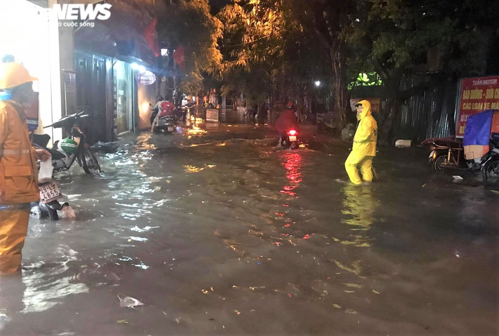 Ảnh: Hà Nội mưa như trút nước, nhiều tuyến phố Thủ đô biến thành sông - 17