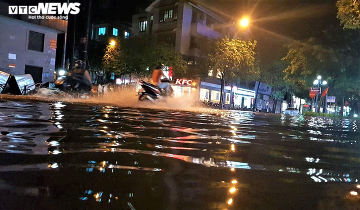 Ảnh: Hà Nội mưa như trút nước, nhiều tuyến phố Thủ đô biến thành sông - 13