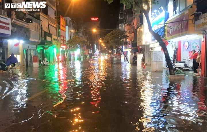 Ảnh: Hà Nội mưa như trút nước, nhiều tuyến phố Thủ đô biến thành sông - 3