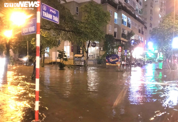 Ảnh: Hà Nội mưa như trút nước, nhiều tuyến phố Thủ đô biến thành sông - 10