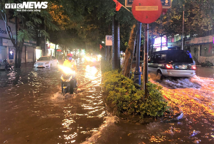 Ảnh: Hà Nội mưa như trút nước, nhiều tuyến phố Thủ đô biến thành sông - 15