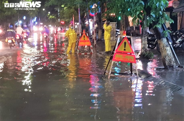 Ảnh: Hà Nội mưa như trút nước, nhiều tuyến phố Thủ đô biến thành sông - 16