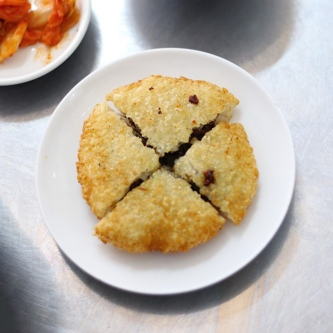 Xôi bọc rươi chiên: Giá rẻ bèo nhưng là thứ đặc sản rất quý của Hải Phòng - 2