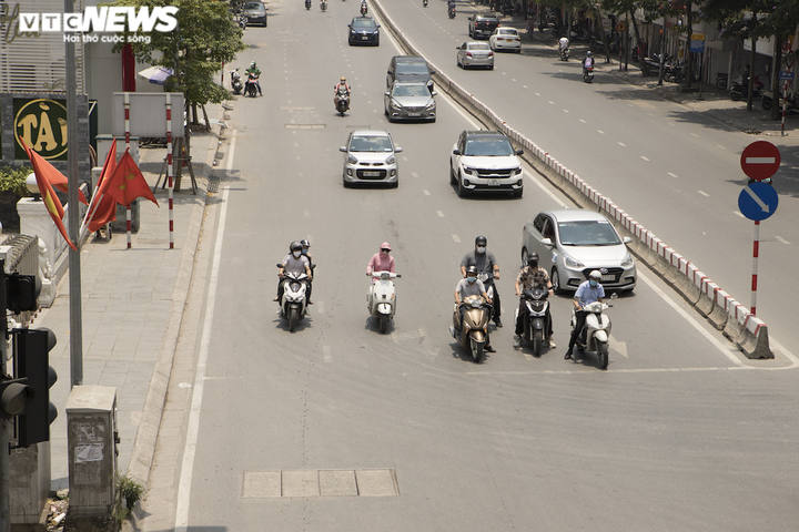 Ảnh: Người Hà Nội vật vã dưới nắng nóng gay gắt đầu mùa - 1