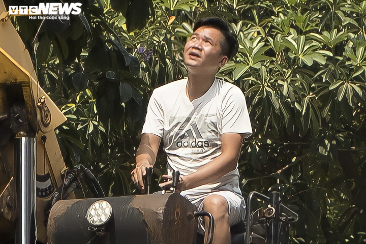 Ảnh: Người Hà Nội vật vã dưới nắng nóng gay gắt đầu mùa - 11