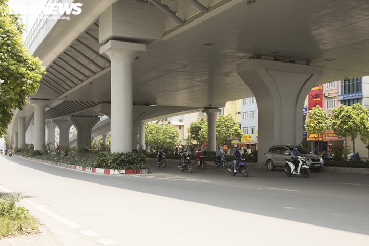 Ảnh: Người Hà Nội vật vã dưới nắng nóng gay gắt đầu mùa - 2