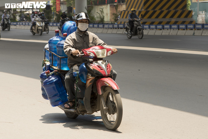 Ảnh: Người Hà Nội vật vã dưới nắng nóng gay gắt đầu mùa - 5