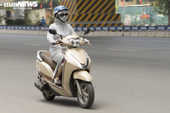 Ảnh: Người Hà Nội vật vã dưới nắng nóng gay gắt đầu mùa - 6