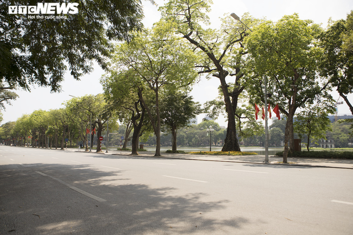 Ảnh: Người Hà Nội vật vã dưới nắng nóng gay gắt đầu mùa - 9