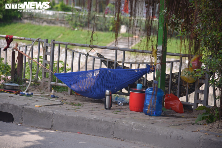 Ảnh: Người Hà Nội vật vã dưới nắng nóng gay gắt đầu mùa - 12