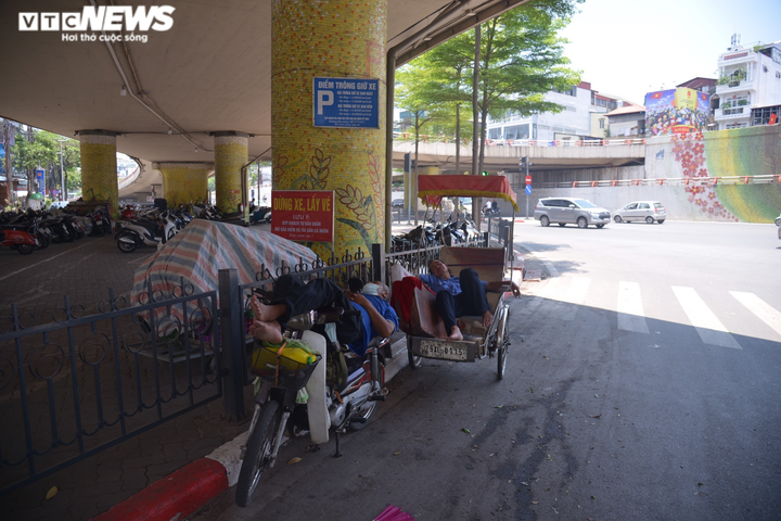 Ảnh: Người Hà Nội vật vã dưới nắng nóng gay gắt đầu mùa - 13