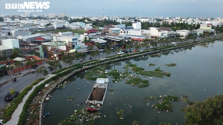 Công trình nâng cấp đô thị hơn 200 tỷ đồng ở Cần Thơ nhếch nhác, đầy rác thải - 1